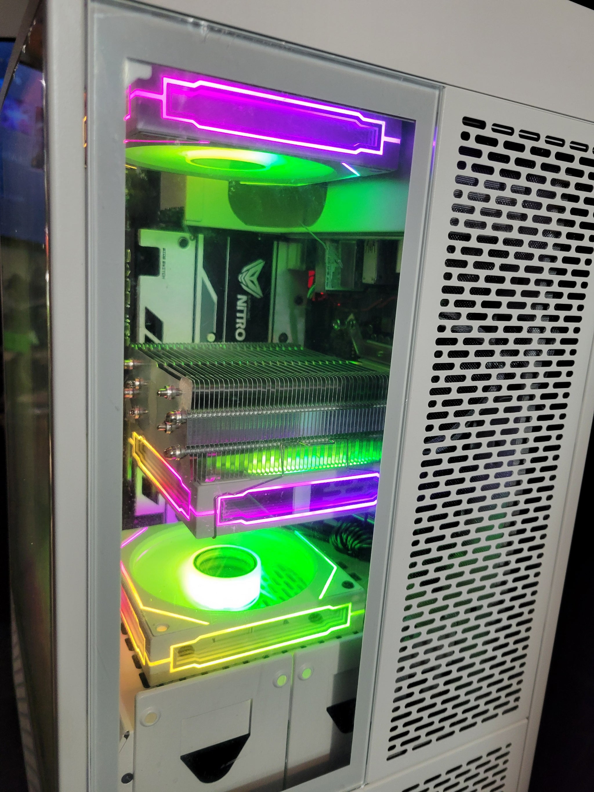 Gigabyte x Thermaltake - The Tower 100 - HIGH - Up to PS5